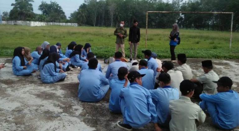 Produksi Biobriket Dari Limbah Sawit! Mahasiswa Ajarkan Siswa SMK