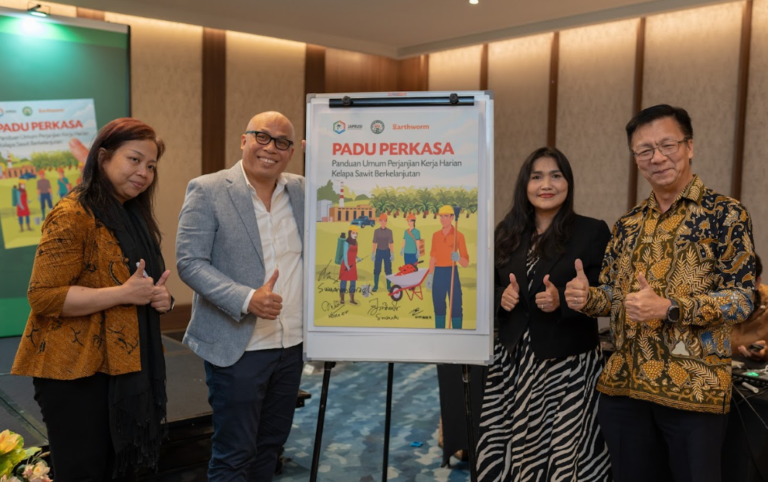 GAPKI, Earthworm Foundation, dan JAPBUSI Berkolaborasi Meluncurkan Panduan Umum Perjanjian Kerja Harian untuk Kelapa Sawit Berkelanjutan