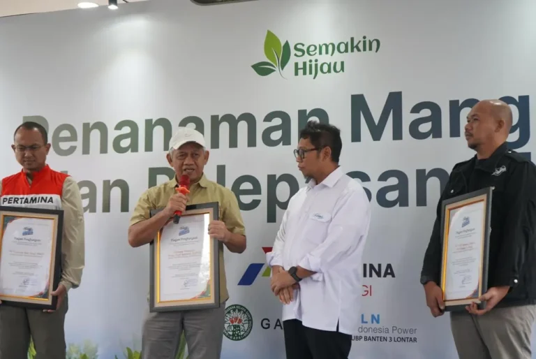 Planting Mangrove in Tangerang, GAPKI Keeps Green Commitment